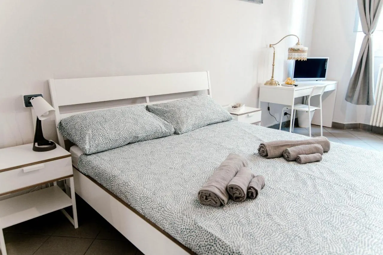 Downtown Rooms Como 2*,