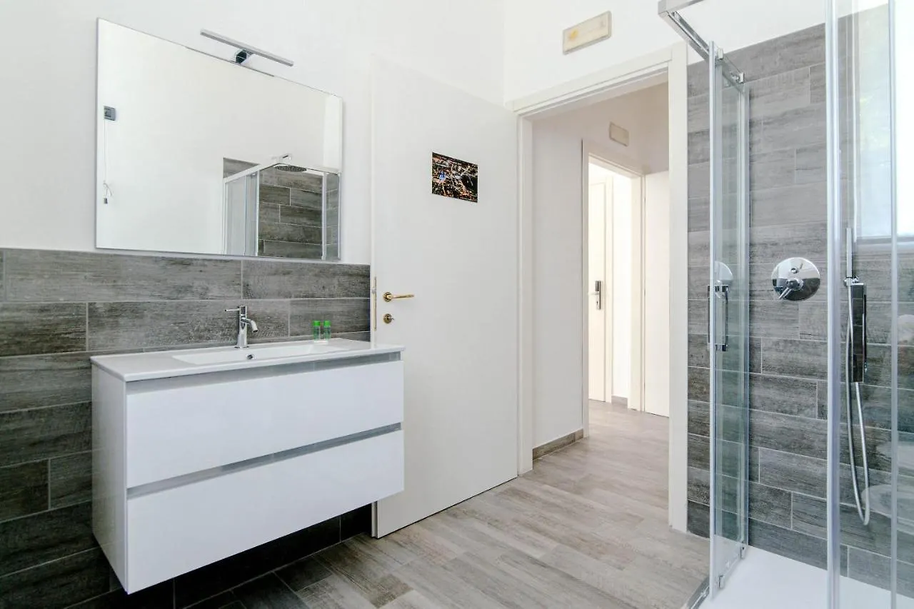 Downtown Rooms Como 2*,